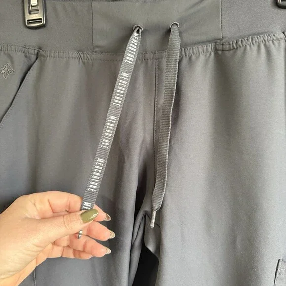 Med Couture Insight Gray Jogger Scrubs Medium Petite Pants EUC - Picture 5 of 10